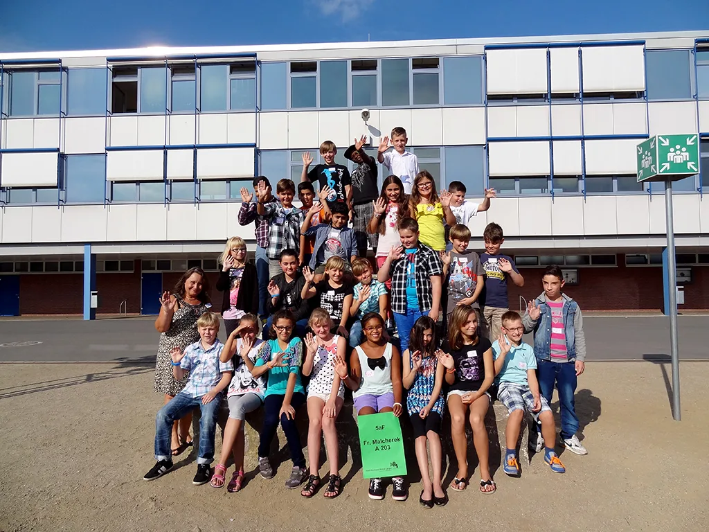 Klassenfoto einer neuen fünften Klasse mit Klassenschild.